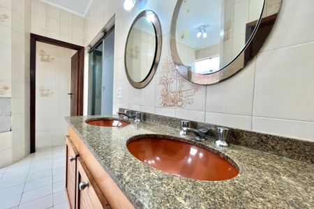 Casa para alugar com 750m², 5 quartos e 8 vagasBanheiro Corredor