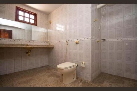 Casa de condomínio para alugar com 450m², 5 quartos e 3 vagasBanheiro