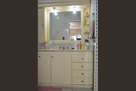 Casa à venda com 182m², 4 quartos e 2 vagasBanheiro suite 