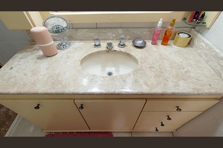 Casa à venda com 182m², 4 quartos e 2 vagasBanheiro suite 