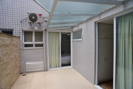 Apartamento à venda com 221m², 5 quartos e 3 vagas Apartamento à venda com 221m², 5 quartos e 3 vagasÁrea de Serviço
