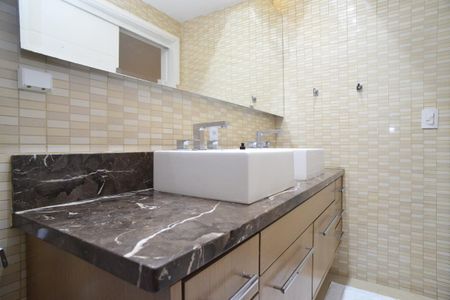 Apartamento à venda com 221m², 5 quartos e 3 vagas Apartamento à venda com 221m², 5 quartos e 3 vagasBanheiro Suíte