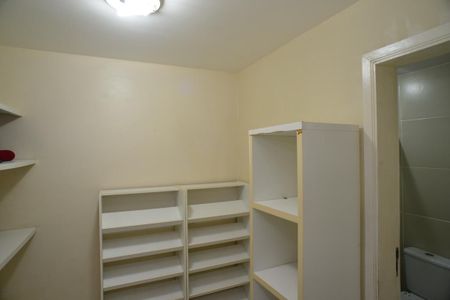 Apartamento à venda com 221m², 5 quartos e 3 vagas Apartamento à venda com 221m², 5 quartos e 3 vagasQuarto de Serviço