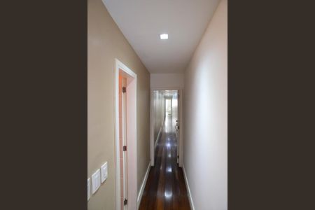 Apartamento à venda com 221m², 5 quartos e 3 vagas Apartamento à venda com 221m², 5 quartos e 3 vagasCorredor