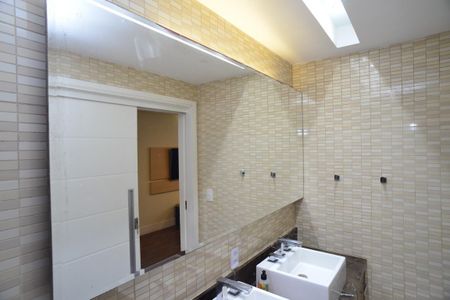 Apartamento à venda com 221m², 5 quartos e 3 vagas Apartamento à venda com 221m², 5 quartos e 3 vagasBanheiro Suíte
