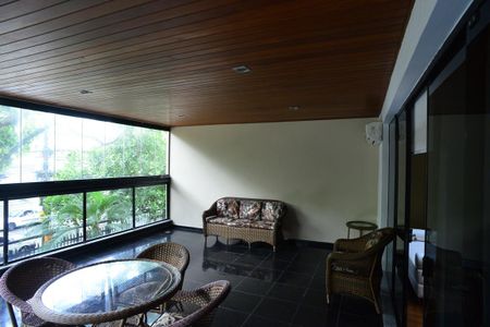 Apartamento à venda com 221m², 5 quartos e 3 vagas Apartamento à venda com 221m², 5 quartos e 3 vagasVaranda