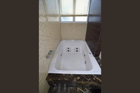 Apartamento à venda com 221m², 5 quartos e 3 vagas Apartamento à venda com 221m², 5 quartos e 3 vagasBanheiro Suíte