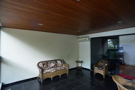 Apartamento à venda com 221m², 5 quartos e 3 vagas Apartamento à venda com 221m², 5 quartos e 3 vagasVaranda