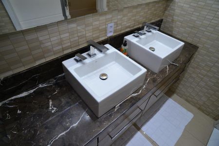 Apartamento à venda com 221m², 5 quartos e 3 vagas Apartamento à venda com 221m², 5 quartos e 3 vagasBanheiro Suíte