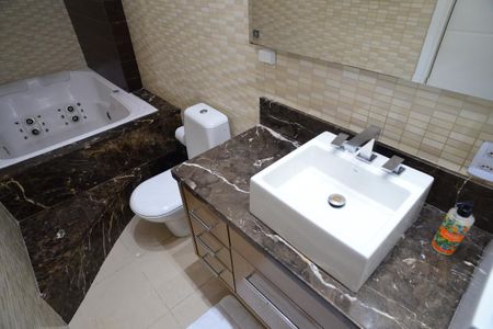 Apartamento à venda com 221m², 5 quartos e 3 vagas Apartamento à venda com 221m², 5 quartos e 3 vagasBanheiro Suíte