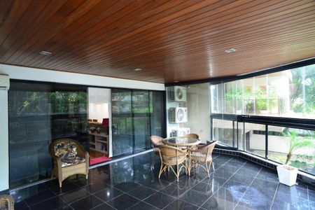 Apartamento à venda com 221m², 5 quartos e 3 vagas Apartamento à venda com 221m², 5 quartos e 3 vagasVaranda