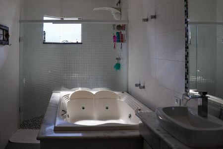 Casa à venda com 347m², 3 quartos e 6 vagas Casa à venda com 347m², 3 quartos e 6 vagasBanheiro da Suíte 1