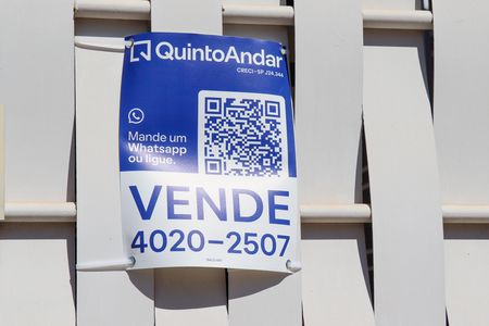 Casa à venda com 347m², 3 quartos e 6 vagas Casa à venda com 347m², 3 quartos e 6 vagasFachada