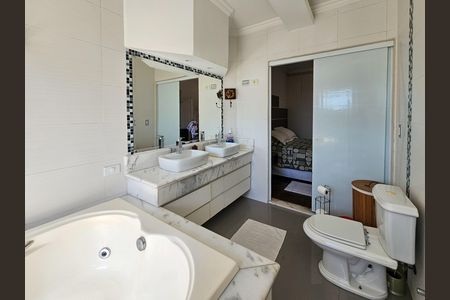 Casa à venda com 347m², 3 quartos e 6 vagas Casa à venda com 347m², 3 quartos e 6 vagasBanheiro da Suíte 1
