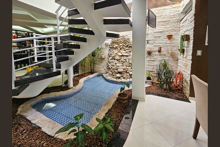 Casa à venda com 347m², 3 quartos e 6 vagas Casa à venda com 347m², 3 quartos e 6 vagasSala