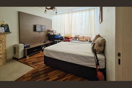Casa à venda com 347m², 3 quartos e 6 vagas Casa à venda com 347m², 3 quartos e 6 vagasSala de TV