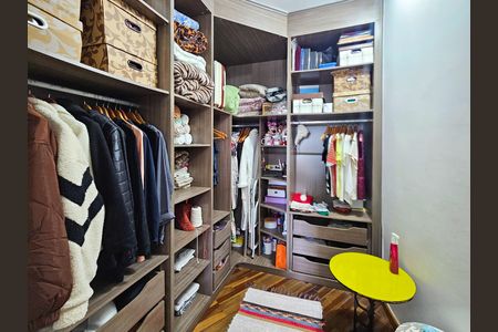 Casa à venda com 347m², 3 quartos e 6 vagas Casa à venda com 347m², 3 quartos e 6 vagasCloset da suíte 1