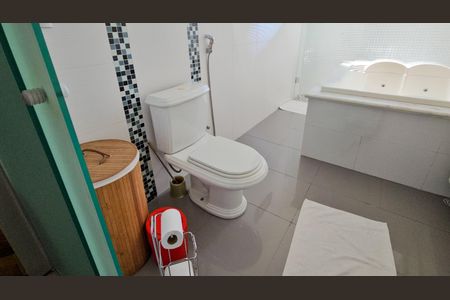 Casa à venda com 347m², 3 quartos e 6 vagas Casa à venda com 347m², 3 quartos e 6 vagasBanheiro da Suíte 1