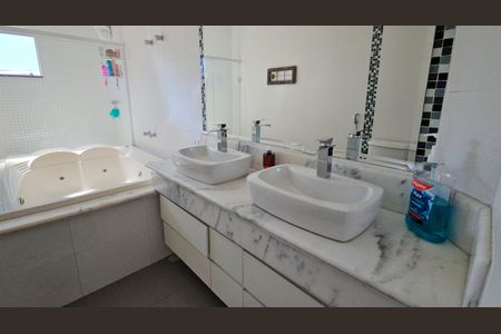 Banheiro da Suíte 1 de casa à venda com 3 quartos, 347m² em Campestre, Santo André