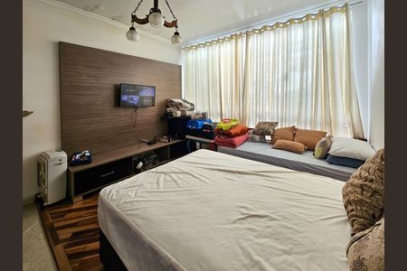 Casa à venda com 347m², 3 quartos e 6 vagas Casa à venda com 347m², 3 quartos e 6 vagasSala de TV