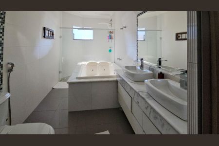 Casa à venda com 347m², 3 quartos e 6 vagas Casa à venda com 347m², 3 quartos e 6 vagasBanheiro da Suíte 1