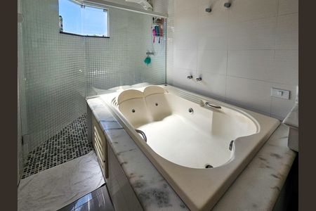 Casa à venda com 347m², 3 quartos e 6 vagas Casa à venda com 347m², 3 quartos e 6 vagasBanheiro da Suíte 1