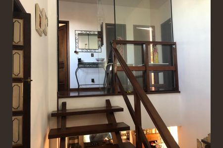 Casa de condomínio à venda com 413m², 3 quartos e 3 vagasEscada