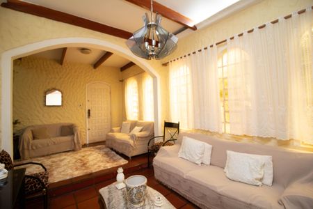 Casa à venda com 600m², 5 quartos e 3 vagas Casa à venda com 600m², 5 quartos e 3 vagasSala