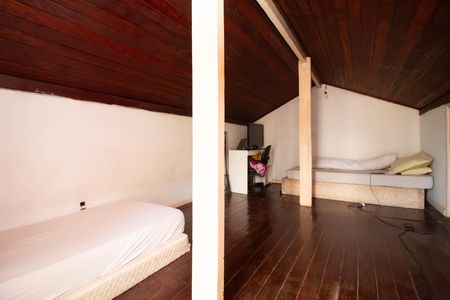 Casa à venda com 600m², 5 quartos e 3 vagas Casa à venda com 600m², 5 quartos e 3 vagasQuarto/Sotão