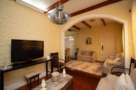 Casa à venda com 600m², 5 quartos e 3 vagas Casa à venda com 600m², 5 quartos e 3 vagasSala