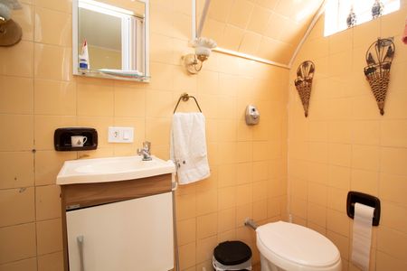 Casa à venda com 600m², 5 quartos e 3 vagas Casa à venda com 600m², 5 quartos e 3 vagasBanheiro da Suíte 2