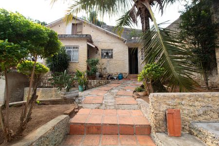 Casa à venda com 600m², 5 quartos e 3 vagas Casa à venda com 600m², 5 quartos e 3 vagasCasa 2