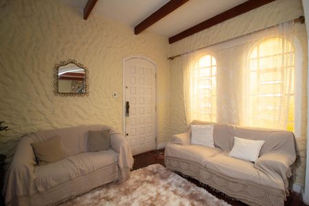 Casa à venda com 600m², 5 quartos e 3 vagas Casa à venda com 600m², 5 quartos e 3 vagasSala
