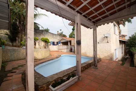 Casa à venda com 600m², 5 quartos e 3 vagas Casa à venda com 600m², 5 quartos e 3 vagasÁrea externa