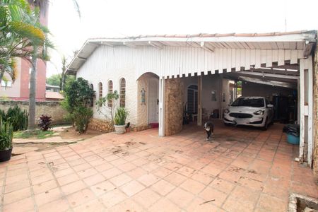 Casa à venda com 600m², 5 quartos e 3 vagas Casa à venda com 600m², 5 quartos e 3 vagasGaragem