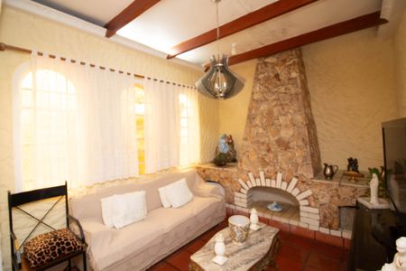 Casa à venda com 600m², 5 quartos e 3 vagas Casa à venda com 600m², 5 quartos e 3 vagasSala