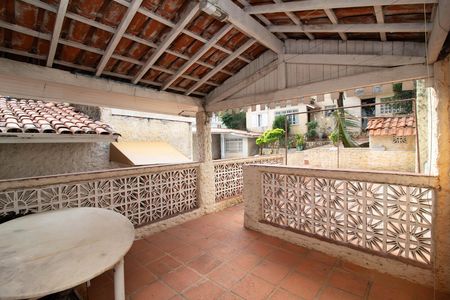 Casa à venda com 600m², 5 quartos e 3 vagas Casa à venda com 600m², 5 quartos e 3 vagasÁrea externa