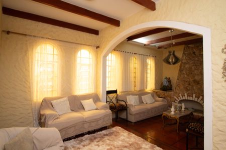 Casa à venda com 600m², 5 quartos e 3 vagas Casa à venda com 600m², 5 quartos e 3 vagasSala