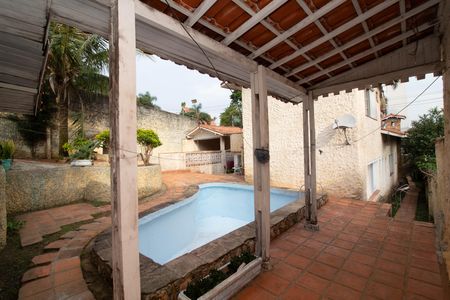 Casa à venda com 600m², 5 quartos e 3 vagas Casa à venda com 600m², 5 quartos e 3 vagasÁrea externa
