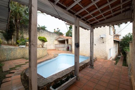 Casa à venda com 600m², 5 quartos e 3 vagas Casa à venda com 600m², 5 quartos e 3 vagasÁrea externa