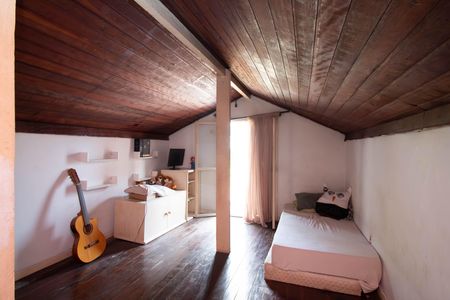 Casa à venda com 600m², 5 quartos e 3 vagas Casa à venda com 600m², 5 quartos e 3 vagasQuarto/Sotão