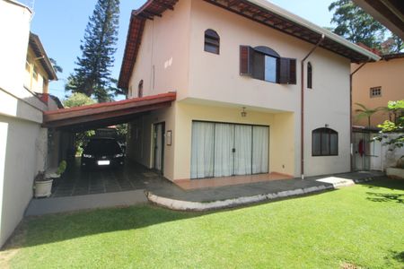 Casa à venda com 212m², 3 quartos e 5 vagasFundos da casa