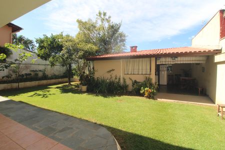 Casa à venda com 212m², 3 quartos e 5 vagasFundos da casa
