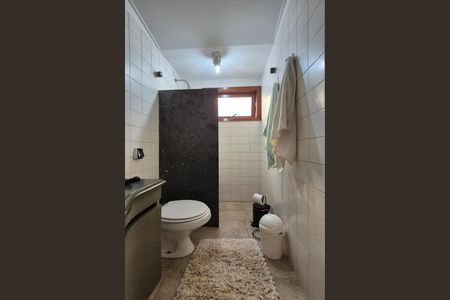 Casa de condomínio para alugar com 398m², 4 quartos e 4 vagasBanheiro