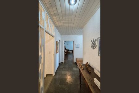 Casa de condomínio para alugar com 398m², 4 quartos e 4 vagasCorredor 