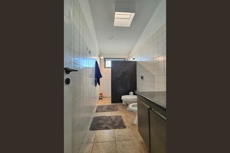 Casa de condomínio para alugar com 398m², 4 quartos e 4 vagasBanheiro