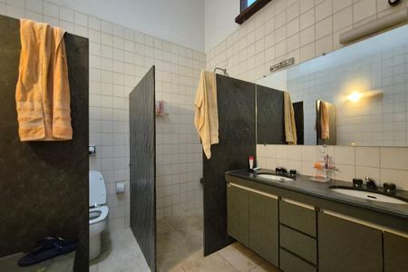 Casa de condomínio para alugar com 398m², 4 quartos e 4 vagasBanheiro da Suíte