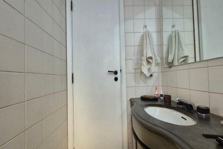 Casa de condomínio para alugar com 398m², 4 quartos e 4 vagasBanheiro