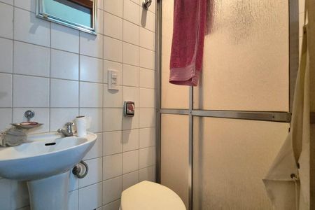 Casa de condomínio para alugar com 398m², 4 quartos e 4 vagasBanheiro de Serviço 