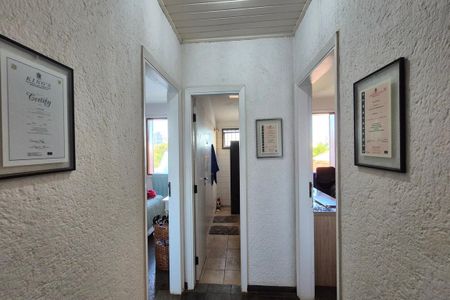 Casa de condomínio para alugar com 398m², 4 quartos e 4 vagasCorredor 